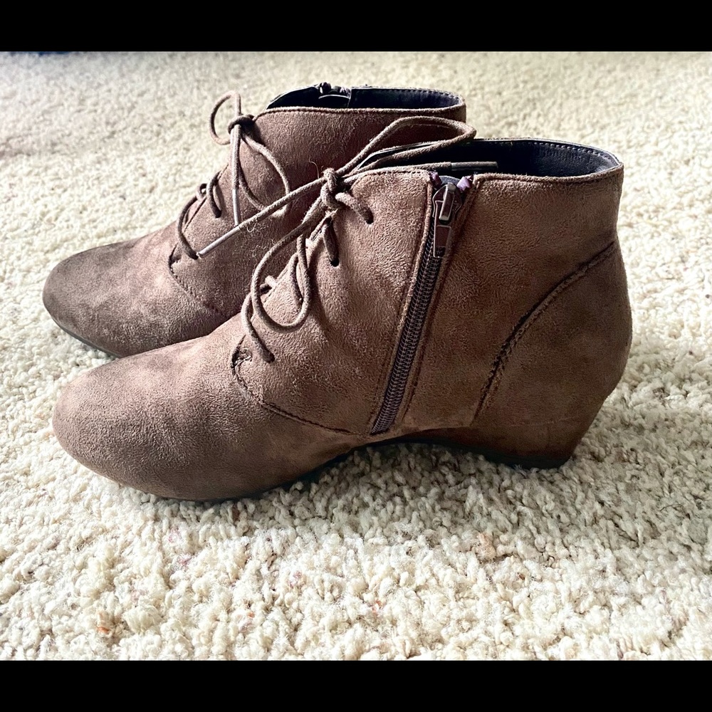 Cute brown boots.